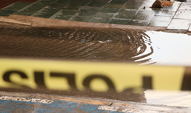 İzmir'de sağanaktan kaçarken ölüme yakalandılar