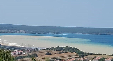 Karadeniz'de yağan kuvvetli sağanak yağış denizin rengini bulanıklaştırdı