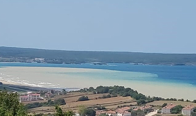 Karadeniz'de yağan kuvvetli sağanak yağış denizin rengini bulanıklaştırdı