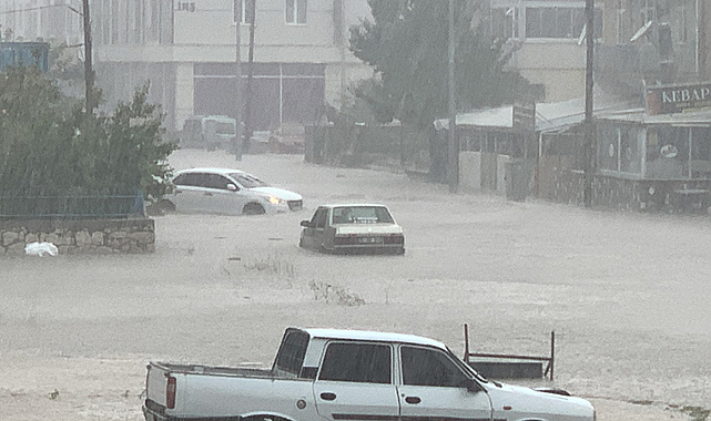 Karaman'da sağanak yağış hayatı felç etti