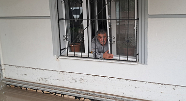 Karaman'da şiddetli yağışta evlerine su basan aile mahsur kaldı