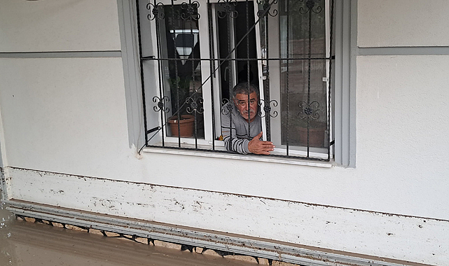 Karaman'da şiddetli yağışta evlerine su basan aile mahsur kaldı