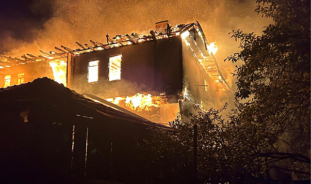Kastamonu'nun Taşköprü ilçesinde ahşap ev alevlere teslim oldu