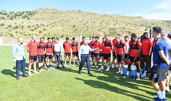 Kayseri Büyükşehir Belediye Başkanı Büyükkılıç'tan Samsunspor kampına ziyaret