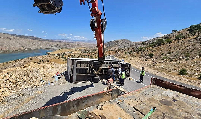 Kemaliye'de tır devrildi: 1 yaralı