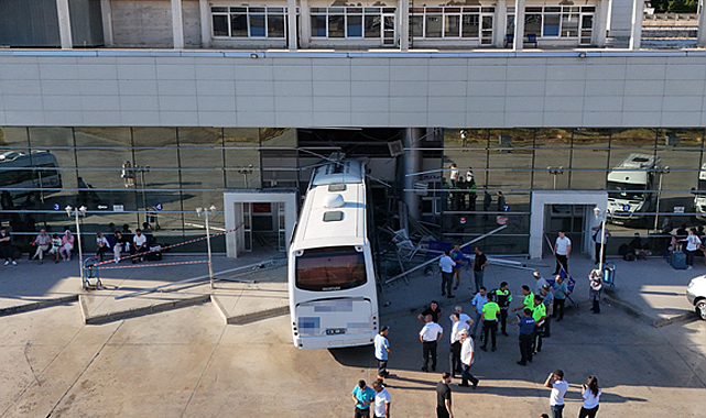 Kırıkkale'de park halindeki otobüs otogar binasına dalınca korku dolu anlar yaşandı