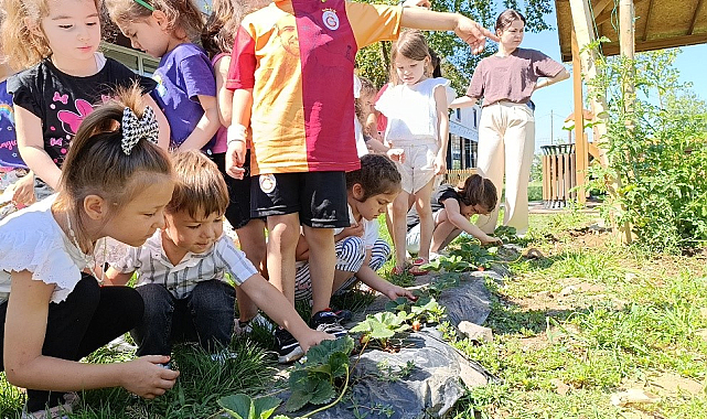 Minikler, hobi bahçesinde ilk hasatlarını yaptı