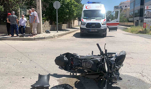 Motosiklet ile servis minibüsü çarpıştı