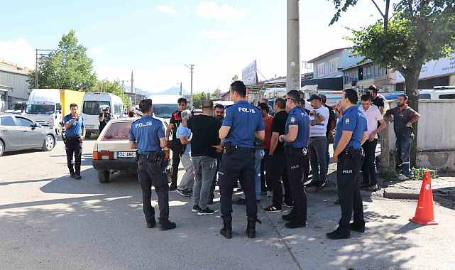 Muhtarı ayağından vurdu