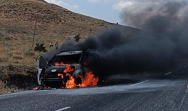 Muş’ta alev alan araçta bulunan kişiler, canlarını zor kurtardı