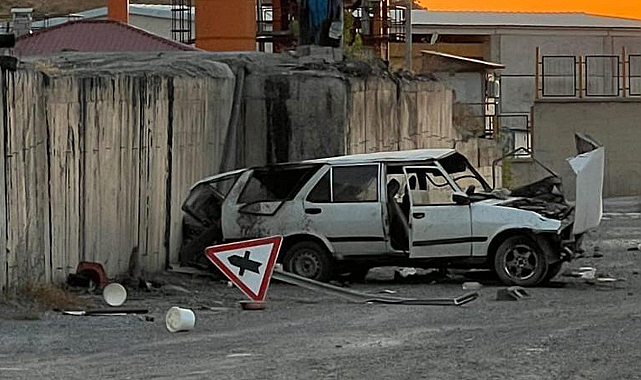 Muş'ta otomobil istinat duvarına çarptı! 7 kişi yaralandı