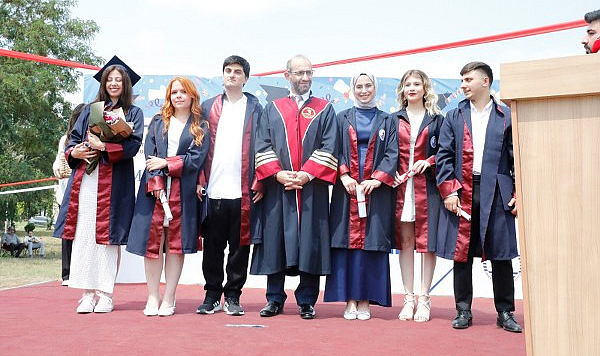 OMÜ İletişim Fakültesi'nde coşkulu mezuniyet töreni
