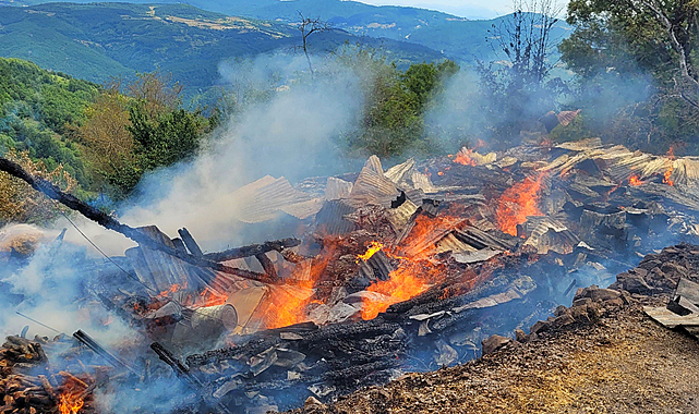 Ordu’nun Akkuş ilçesinde Mehmet Aşçı'ya ait ev alevlere teslim oldu