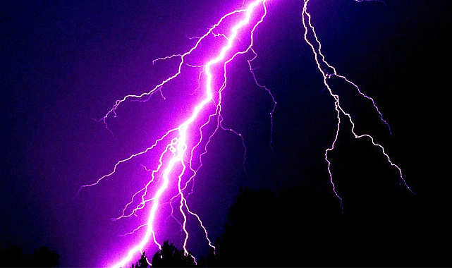 Rize'de yıldırım felaketi!  Çay hasadı yapan kişilerin üzerine yıldırım düştü 1 kişi öldü