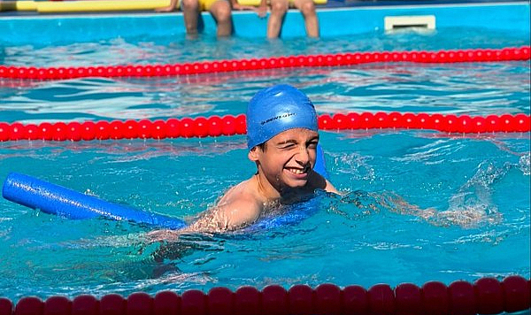 Salıpazarı’nda kulaç kulaç yüzme öğreniyorlar