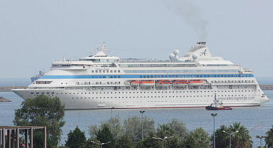Samsun'a içerisinde 845 Rus turistin bulunduğu dev turist gemisi demir attı