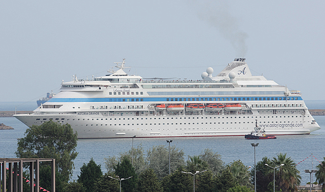 Samsun'a içerisinde 845 Rus turistin bulunduğu dev turist gemisi demir attı