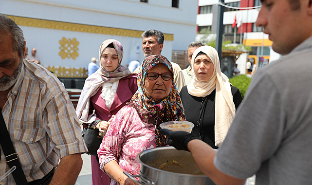 Samsun Büyükşehir Belediyesi'nin aşure ikramına yoğun ilgi
