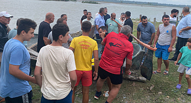  Samsun'da 19 Mayıs ilçesinde  alabora olan teknede 2 kişi kayboldu