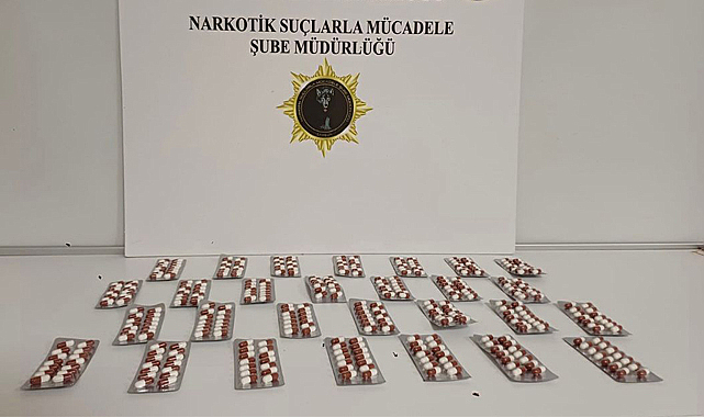 Samsun'da polis tarafından durdurulan araçtan 402 adet sentetik ecza çıktı