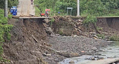 Samsun'da sağanak yolu çökertti