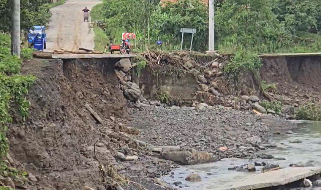 Samsun'da sağanak yolu çökertti