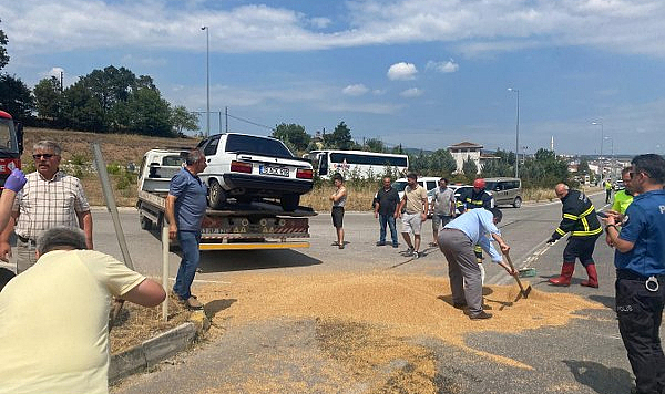 Samsun'da traktör ile otomobil çarpıştı buğdaylar yola saçıldı