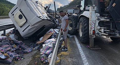 Samsun'un Kavak İlçesi'nde  makarna yüklü tır devrildi! yola makarnalar saçıldı 