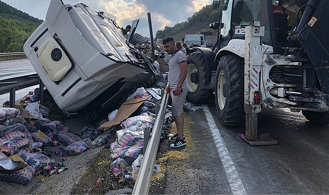 Samsun'un Kavak İlçesi'nde  makarna yüklü tır devrildi! yola makarnalar saçıldı 