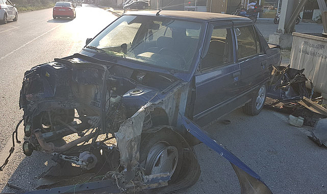 Samsun'un Terme İlçesi'nde bariyerlere çarpan araç hurdaya döndü