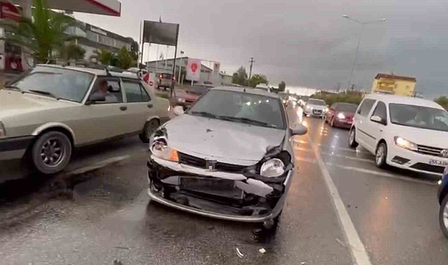 Samsun'da ışıkta duran otomobile çarptı 2 yaralı