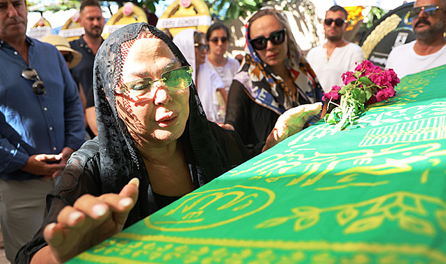 Şarkıcı Safiye Soyman'ın  52 yaşındaki oğlu Harun Akaröz son yolculuğuna uğurlandı