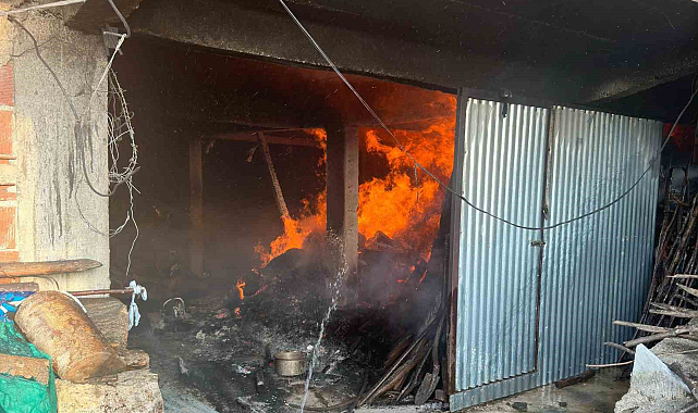 Sinop'ta evin deposu alevlere teslim odu