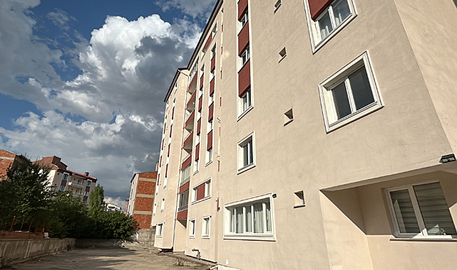 Sivas'ta 14 yaşındaki H.K., 5. kattaki evlerinin penceresinden beton zemine düştü