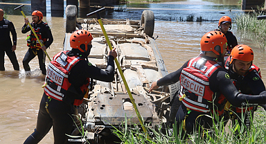 Sivas'ta Kızılırmak'a düşen araç paniğe neden oldu! İşin aslı sonradan anlaşıldı
