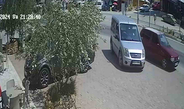 Sürücüsüz otomobil geri gitmeye başladı, vatandaş faciayı önledi