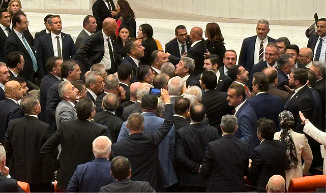 TBMM'de sokak hayvanlarıyla ilgili yasa teklifi görüşmeleri sırasında arbede yaşandı