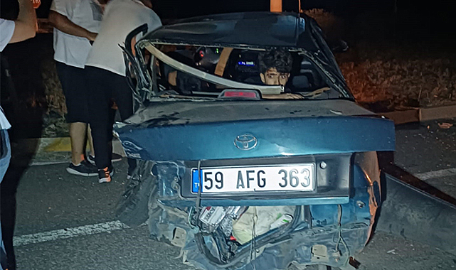 Tekirdağ'da iki otomobil çarpıştığı kazada hurdaya dönen araçta 1 çocuk yaralandı