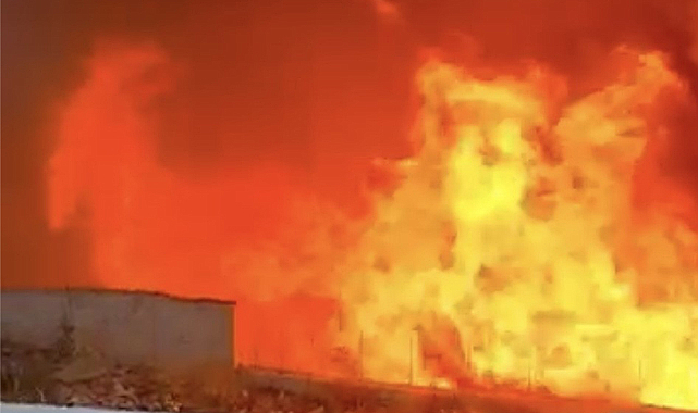 Tekirdağ'ın Hayrabolu ilçesinde kimya fabrikasında çıkan yangın diğer fabrikaları da tehdit ediyor