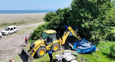 Terme'de kaçak yapıların yıkımı gerçekleştirildi