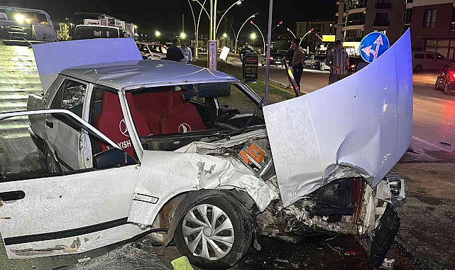 Uşak'ta iki otomobil çarpıştı: 2'si çocuk 6 yaralı