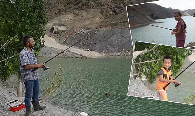 Yarısı suya gömülen köylerine olta attılar