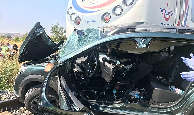 Yolcu treni hemzemin geçitte otomobile çarptı: 3 ölü
