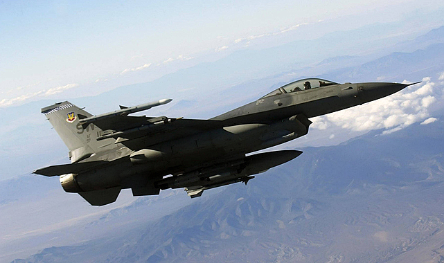 2 askeri uçak havada çarpıştı