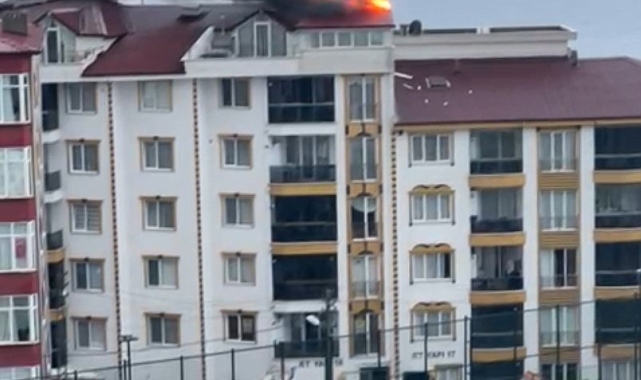 Apartmanın çatı katına yıldırım düştü