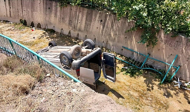 Araç dere yatağına yuvarlandı: 1 ölü, 2 yaralı