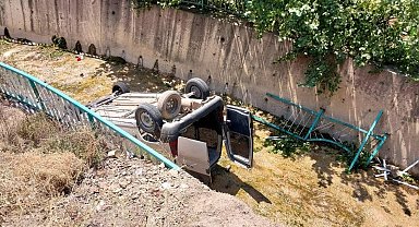 Araç dere yatağına yuvarlandı: 1 ölü, 2 yaralı