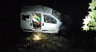 Araç dereye uçtu: 4 yaralı