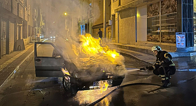 Bafra'da seyir halindeki otomobil kül oldu