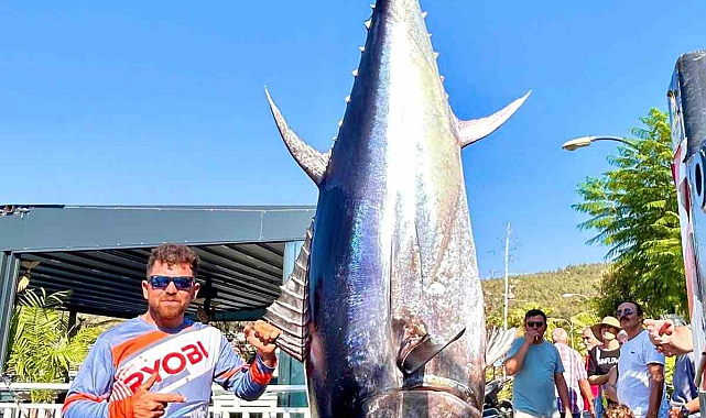 Balıkçılar, 316 kiloluk dev orkinos yakaladı